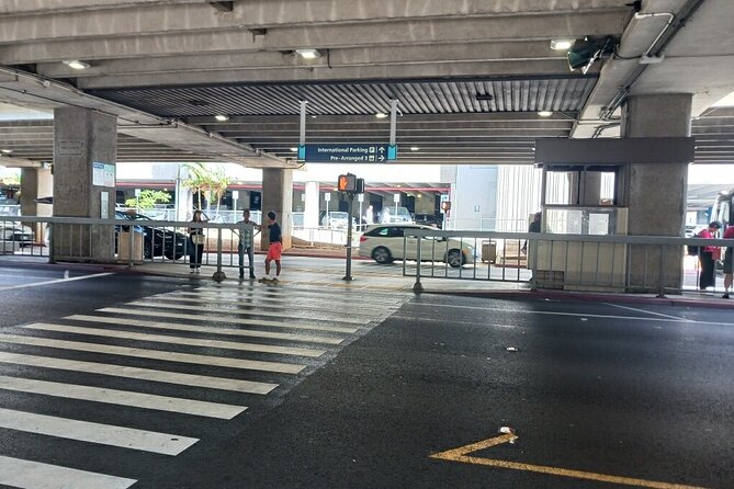 Airport Shuttle - HNL Airport to Waikiki - The Ride Into Waikiki: What You Gain During Those 30 Minutes