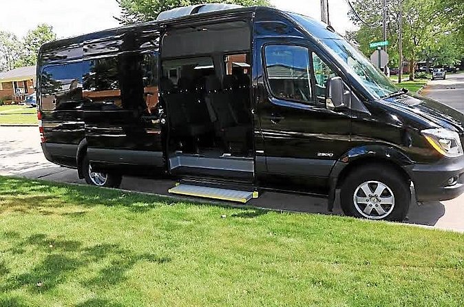 Departure Shuttle: Waikiki Hotel to Airport - Group Size: Why a 14-Person Max Matters