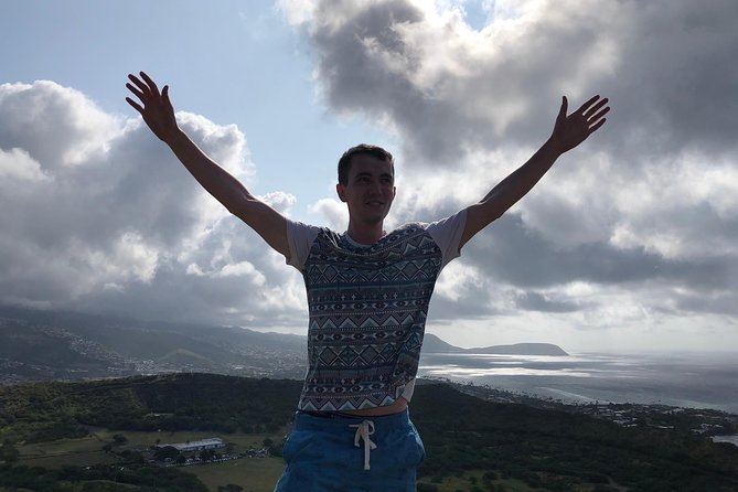 Diamond Head Bike to Hike and Local Lunch - Diamond Head lookout moments: Amelia Earhart and photo time