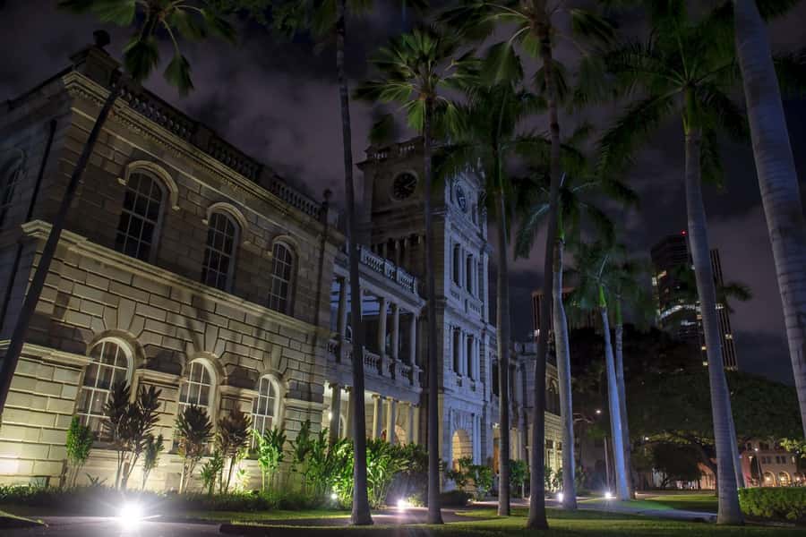 Honolulu Haunts: Ghosts and Spirits Walking Tour - Stop 1: Iolani Palace and the Weight of Royal Stories