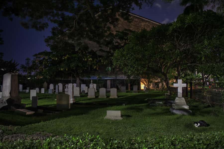 Honolulu Haunts: Ghosts and Spirits Walking Tour - Stop 3: Atlas Insurance and Stories That Feel Like Warnings