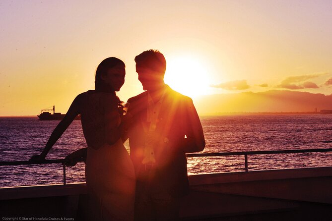Honolulu: Three Star Deluxe Sunset Dinner Cruise and Show - Live music plus the Hawaii culture show: the real entertainment engine