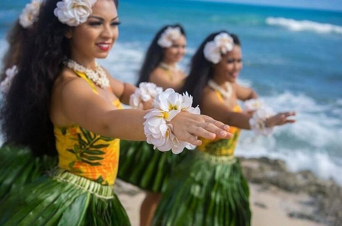 Oahu: Germaine's Luau - Drinks, seating, and rain: the real comfort checklist