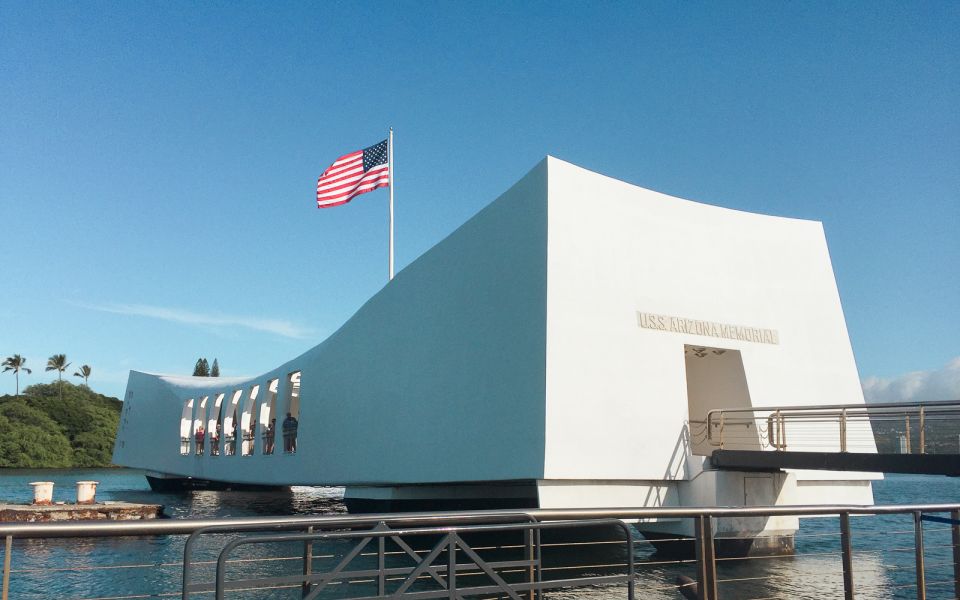 Oahu: Pearl Harbor, USS Arizona, and City Highlights Tour - The guide makes the difference you can feel