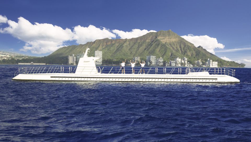 Oahu: Waikiki Submarine Tour - 105 minutes in order: boat ride, beach viewing, then two underwater sessions