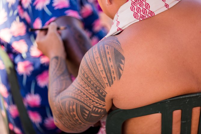 Paradise Cove Luau - The main show at sunset: music, hula, and fire twirlers