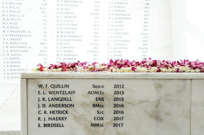 Pearl Harbor USS Arizona Memorial and Honolulu City Tour - USS Arizona Memorial: the boat ride and the quiet that hits